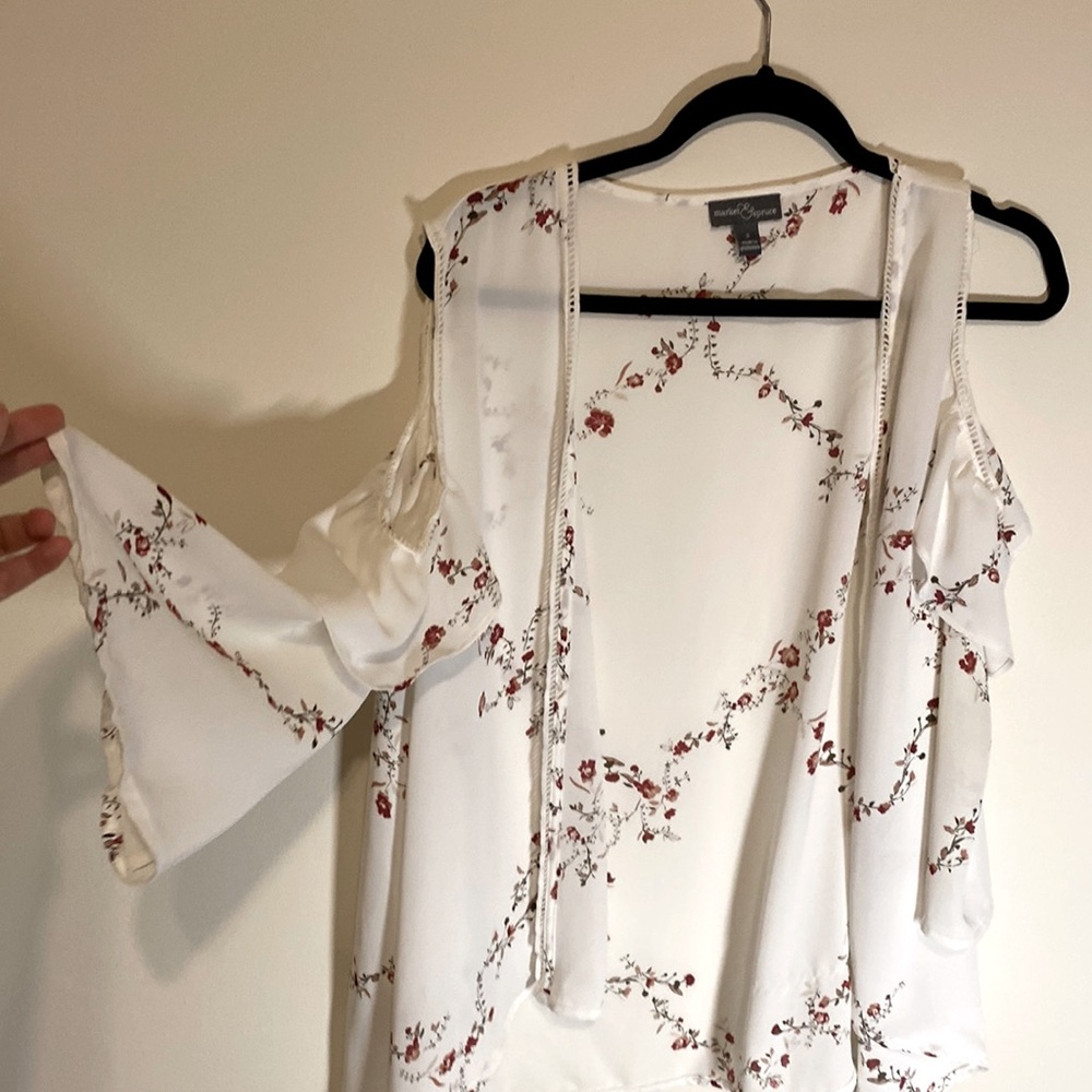 Market and Spruce white and floral open blouse